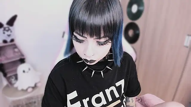 shes creepy online show from 05-05-26, 08:22