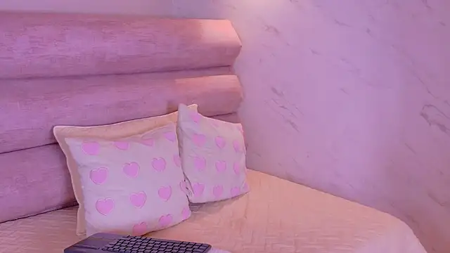 EmmaCollins01 online show from 03-12-26, 12:55