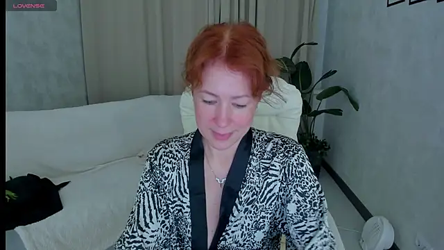 Snapshot of LeticiaRomano chatting on 05-25-26, 04:07 LeticiaRomano online show from 05-25-26, 04:07