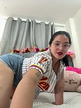 Snapshot of Isabella_Roses_ chatting on 07-06-26, 01:46 Isabella Roses online show from 07-06-26, 01:46