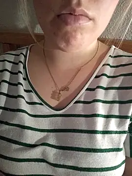 Snapshot of kitsuneniki chatting on 03-13-26, 06:14 kitsuneniki online show from 03-13-26, 06:14