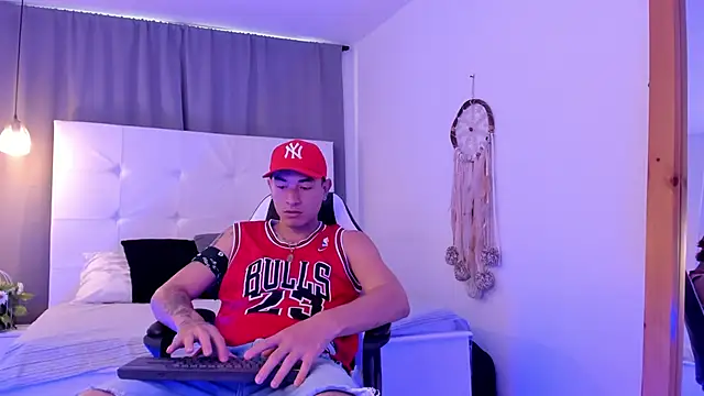 Thiago 2003  online show from 04-08-26, 12:27