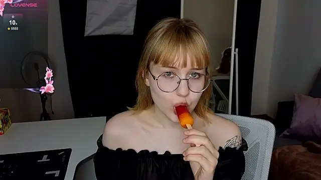 Snapshot of TheaQuill chatting on 03-30-26, 01:45 TheaQuill online show from 03-30-26, 01:45