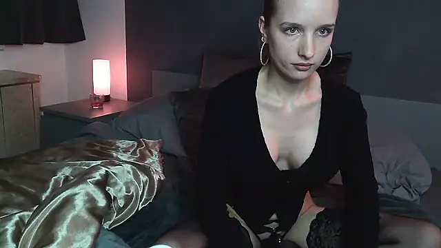 Skinny LunaValentina online show from 04-22-26, 08:10