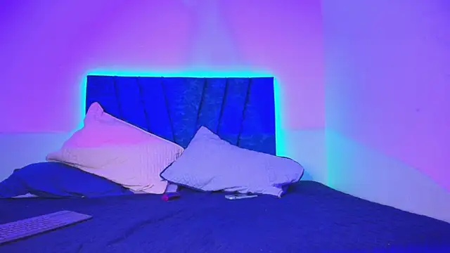 Snapshot of maxi_and_evan chatting on 03-17-26, 04:06 maxi and evan online show from 03-17-26, 04:06