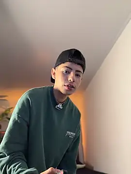 Snapshot of SebastianReed_ chatting on 04-04-26, 04:44 SebastianReed online show from 04-04-26, 04:44