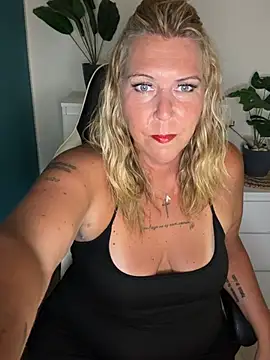 SuesseAurelie1 online show from 05-30-26, 04:15