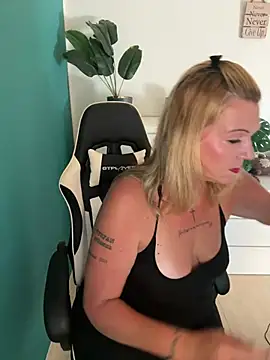 SuesseAurelie1 online show from 06-19-26, 04:11