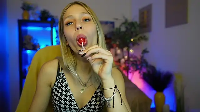 Snapshot of Luna_Grace18 chatting on 03-26-26, 02:11 Luna Grace18 online show from 03-26-26, 02:11