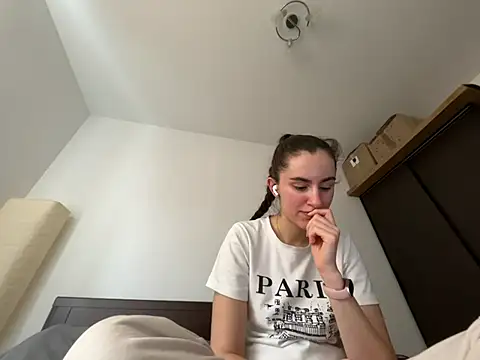 Snapshot of starlight_mo chatting on 03-27-26, 01:44 starlight mo online show from 03-27-26, 01:44