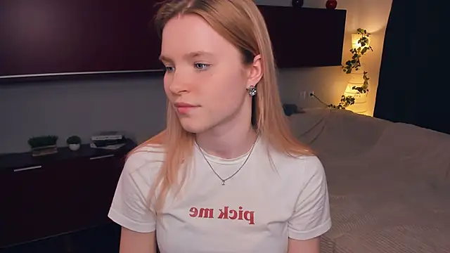 Snapshot of DelmaLasky chatting on 04-01-26, 01:41 DelmaLasky online show from 04-01-26, 01:41