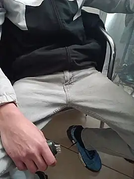 Snapshot of Skinboy06 chatting on 03-26-26, 09:59 Skinboy06 online show from 03-26-26, 09:59