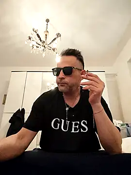 Snapshot of FINCHELABARCAVA chatting on 03-29-26, 04:29 FINCHELABARCAVA online show from 03-29-26, 04:29