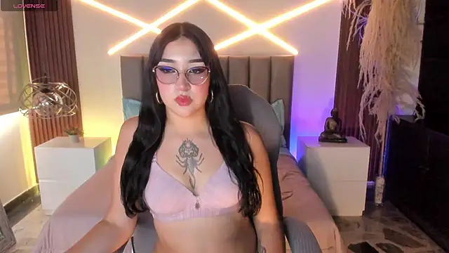 Snapshot of CharlotteWilliamss_ chatting on 03-21-26, 08:12 CharlotteWilliamss online show from 03-21-26, 08:12