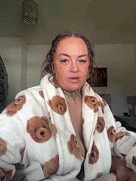 Snapshot of PrettyLittleCee chatting on 03-26-26, 11:27 PrettyLittleCee online show from 03-26-26, 11:27