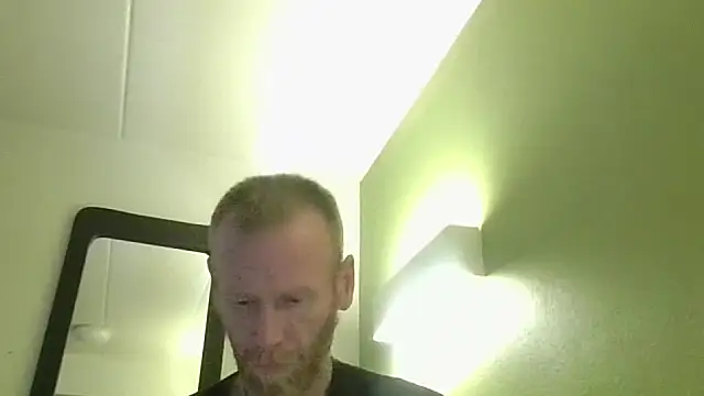 Snapshot of edmmusiccouple chatting on 03-20-26, 02:49 edmmusiccouple online show from 03-20-26, 02:49