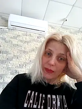 Snapshot of MiaLove183 chatting on 03-26-26, 02:44 MiaLove183 online show from 03-26-26, 02:44