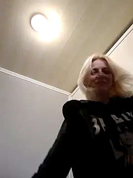 Snapshot of MiaLove183 chatting on 03-28-26, 12:05 MiaLove183 online show from 03-28-26, 12:05