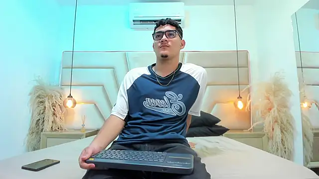 Snapshot of DylanLuxe chatting on 03-25-26, 06:30 DylanLuxe online show from 03-25-26, 06:30