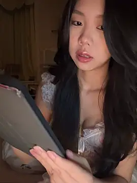 Snapshot of jolie_33 chatting on 05-03-26, 02:12 jolie 33 online show from 05-03-26, 02:12