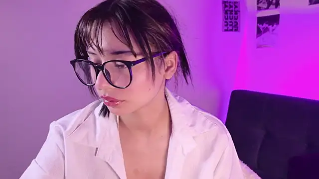 Snapshot of SerenBleck chatting on 06-18-26, 10:30 SerenBleck online show from 06-18-26, 10:30
