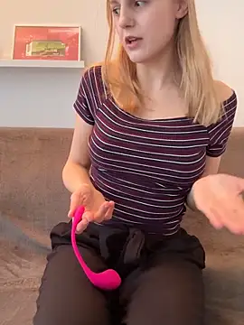 Snapshot of CutieLaura chatting on 03-25-26, 07:58 CutieLaura online show from 03-25-26, 07:58