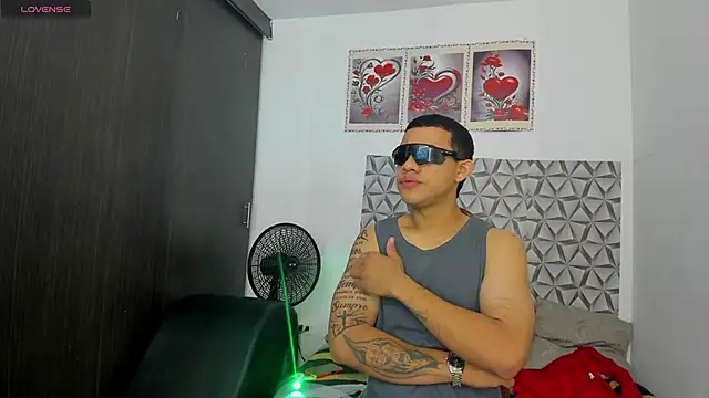 Snapshot of Benjamin_lich chatting on 06-08-26, 01:00 Benjamin lich online show from 06-08-26, 01:00