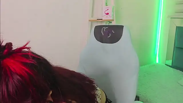 Snapshot of Sara_Red_X chatting on 06-25-26, 06:40 Sara Red X online show from 06-25-26, 06:40