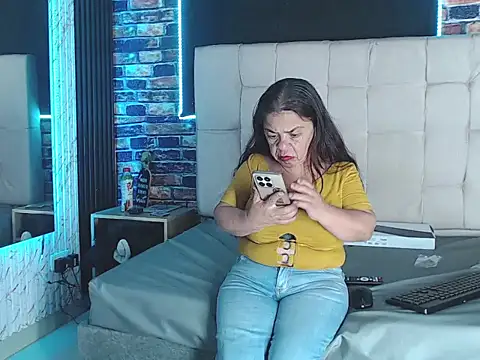 Snapshot of mialuna303av chatting on 03-27-26, 01:33 mialuna303av online show from 03-27-26, 01:33