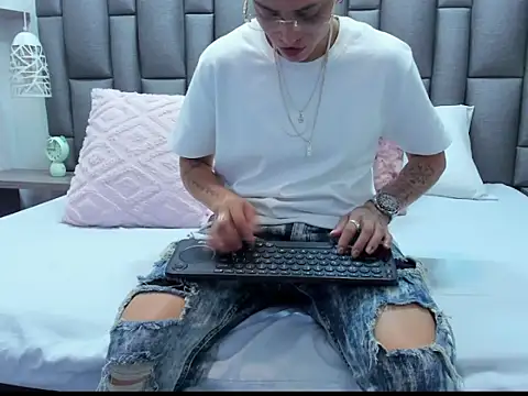 Snapshot of ZoeGrey chatting on 04-10-26, 01:05 ZoeGrey online show from 04-10-26, 01:05