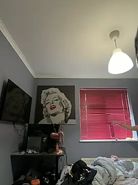 LolaSkyee online show from 06-05-26, 06:52