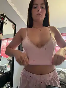 LolaSkyee online show from 06-10-26, 06:23