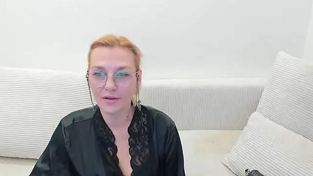 Snapshot of OeigesMik chatting on 04-11-26, 09:46 OeigesMik online show from 04-11-26, 09:46