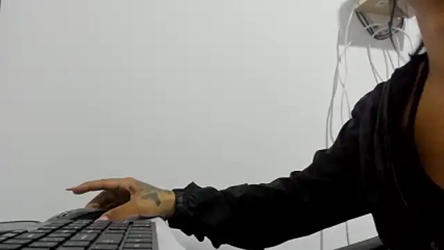 Snapshot of ElectraCurly chatting on 04-08-26, 02:33 ElectraCurly online show from 04-08-26, 02:33