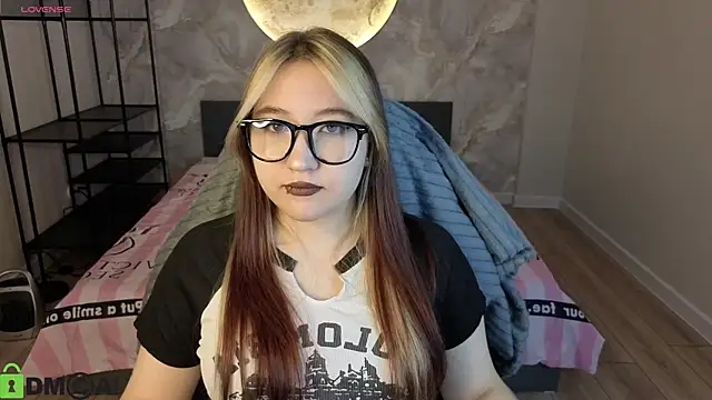 Snapshot of Luna_Host chatting on 04-03-26, 02:09 Luna Host online show from 04-03-26, 02:09