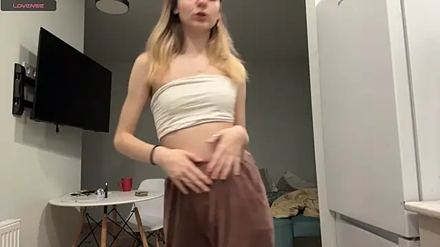 Snapshot of Peachy_keens chatting on 04-02-26, 05:43 Peachy keens online show from 04-02-26, 05:43