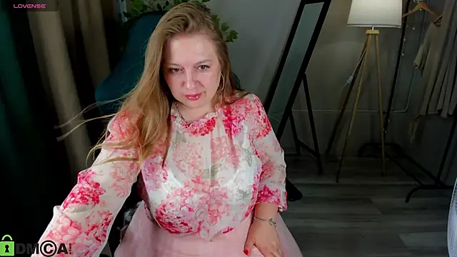 Snapshot of CleoXotie chatting on 06-20-26, 10:18 CleoXotie online show from 06-20-26, 10:18