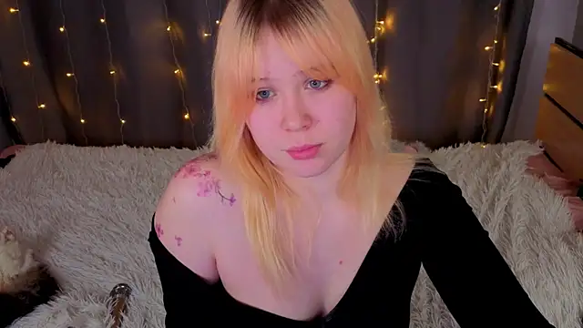 Snapshot of unburnedgirl chatting on 04-19-26, 06:10 unburnedgirl online show from 04-19-26, 06:10