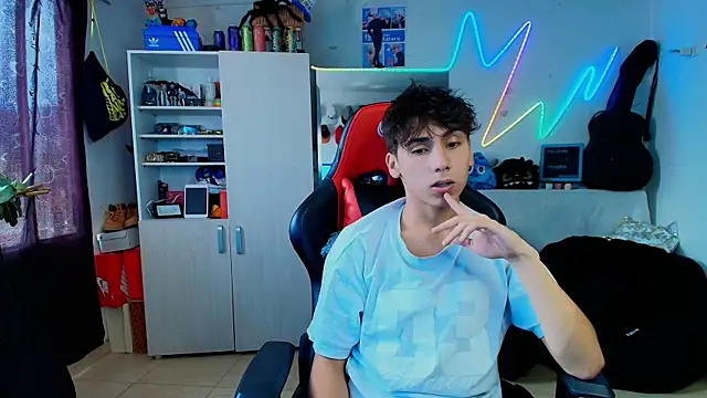 Snapshot of young_liam chatting on 04-05-26, 04:48 young liam online show from 04-05-26, 04:48