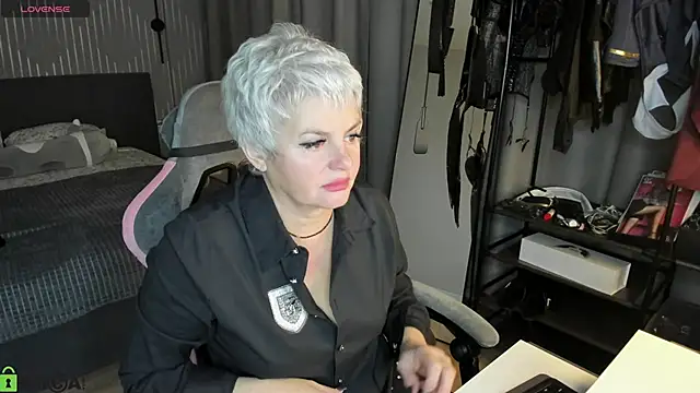 Linda Zef1r online show from 04-19-26, 01:16