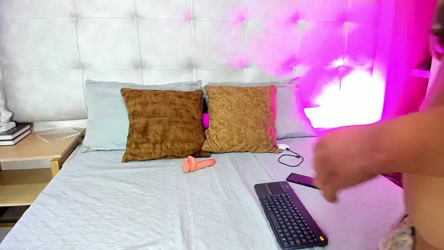 BellaWilliams  online show from 05-21-26, 04:30