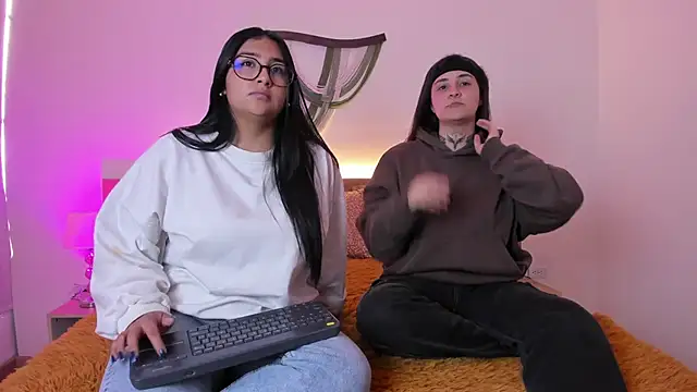 Snapshot of Elisa_n_Emma chatting on 04-01-26, 08:06 Elisa n Emma online show from 04-01-26, 08:06