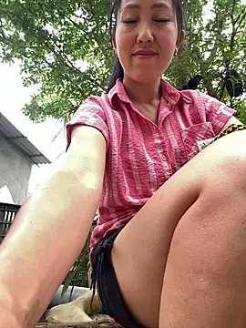 Snapshot of Huonglyna chatting on 05-21-26, 03:35 Huonglyna online show from 05-21-26, 03:35