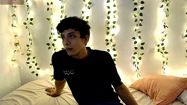Naugthygamerboy online show from 06-17-26, 04:04