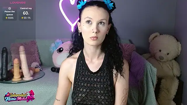 Snapshot of Bea_doll chatting on 06-18-26, 02:56 Bea doll online show from 06-18-26, 02:56