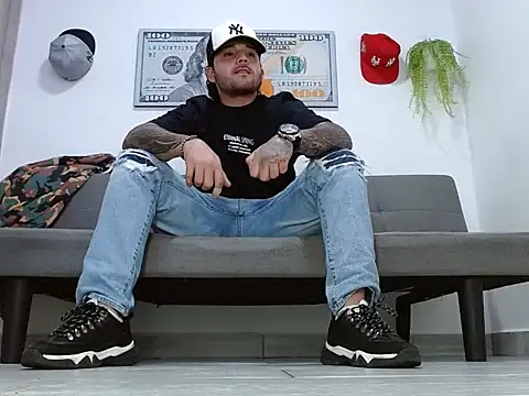 Snapshot of the_buho chatting on 04-05-26, 04:20 the buho online show from 04-05-26, 04:20