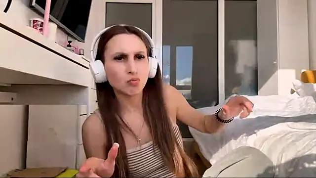 Snapshot of LynetteMerino chatting on 04-05-26, 01:19 LynetteMerino online show from 04-05-26, 01:19