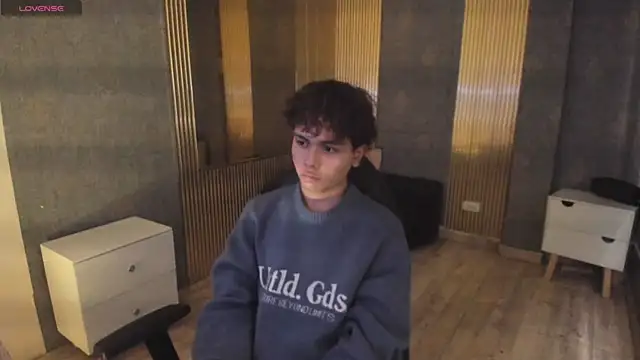 Snapshot of Elian_tay chatting on 04-06-26, 01:45 Elian tay online show from 04-06-26, 01:45