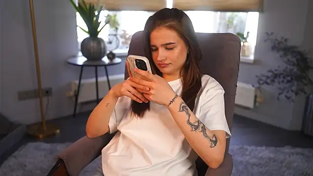 Snapshot of LourieLinsey chatting on 04-08-26, 12:27 LourieLinsey online show from 04-08-26, 12:27