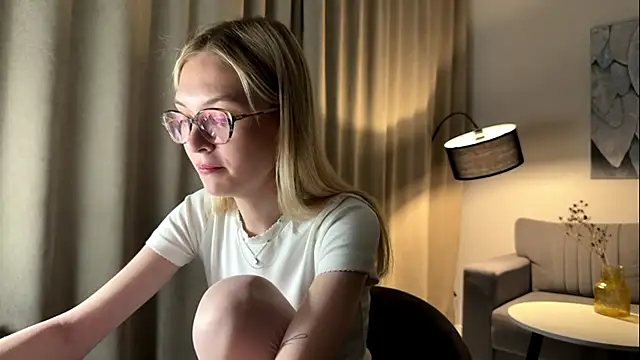 Snapshot of EvelineMolima chatting on 04-08-26, 07:03 EvelineMolima online show from 04-08-26, 07:03